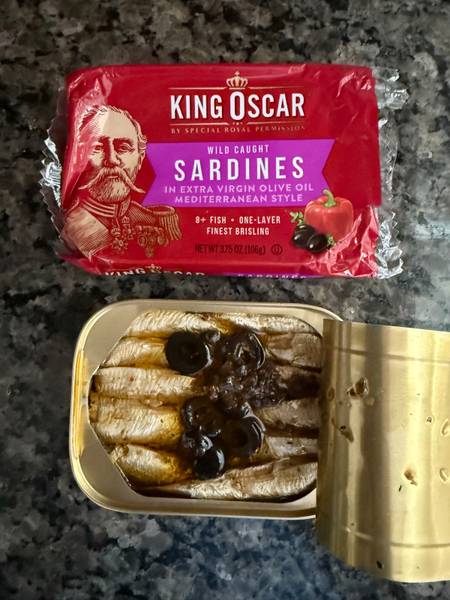 KING OSCAR — MEDITERRANEAN STYLE WILD CAUGHT SARDINES WITH EXTRA VIRGIN OLIVE OIL, HERBS OF PROVENCE, RED BELL PEPPER, BLACK OLIVES & GARLIC, MEDITERRANEAN STYLE WITH EXTRA VIRGIN OLIVE OIL, HERBS OF PROVENCE, RED